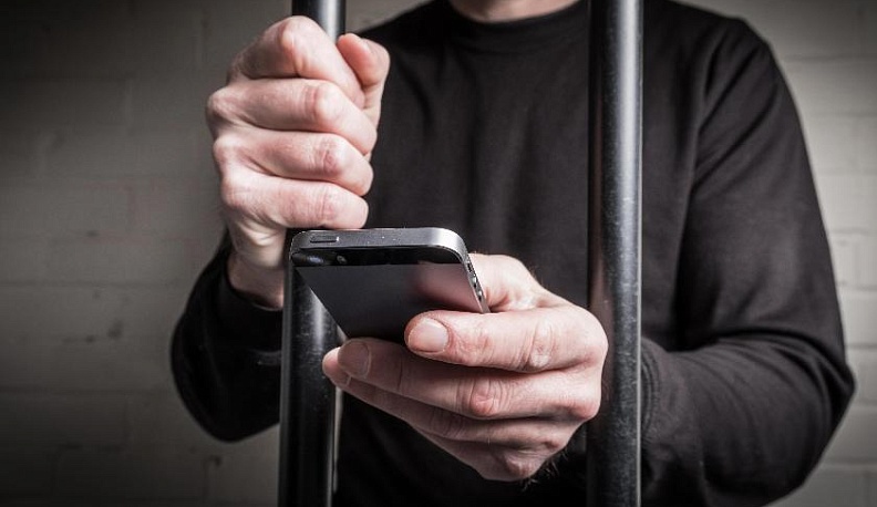 В Калужской области надзиратель попытался продать в колонии отобранный у заключенного телефон