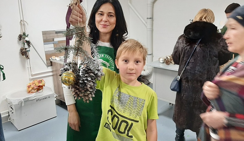 В Тарусе мастерили предметы декора из шишек румелийской сосны