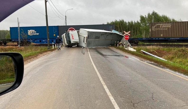 В Калужской области поезд протаранил фуру 