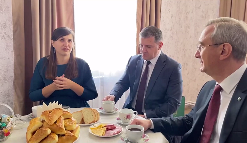 Владислав Шапша пообщался с семьей Селиверстовых в Барятинском районе