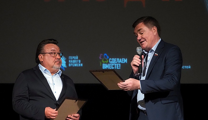 Встречи и показы в нашем регионе стали возможны благодаря министерству культуры и туризма области, а также поддержке сенатора Александра Савина.  Сенатор перед показом фильма вручил благодарственные письма Алексею Филатову (на фото) и режиссеру спектакля