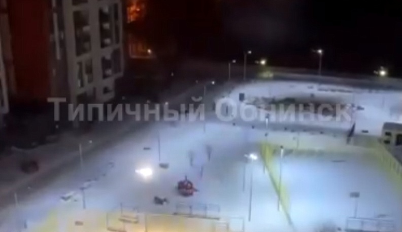 В одном из дворов Обнинска ночью фонари устроили дискотеку