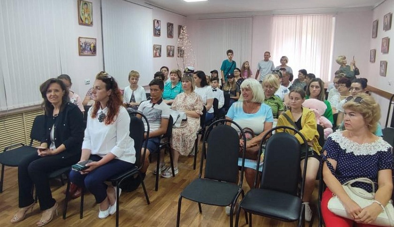 В центральной библиотеке в Людинове открылась социальная выставка «Счастье — это мы»