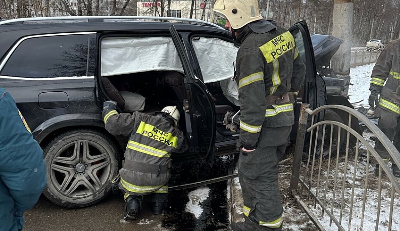 Иномарка въехала в столб на одной из центральных улиц Калуги