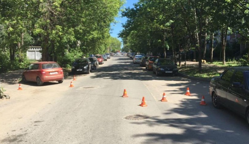 В Калуге велосипедистка врезалась в легковушку и попала в больницу