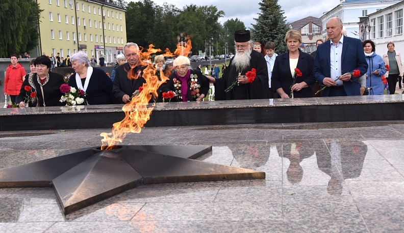 В День памяти и скорби в Людинове возложили цветы к Вечному огню
