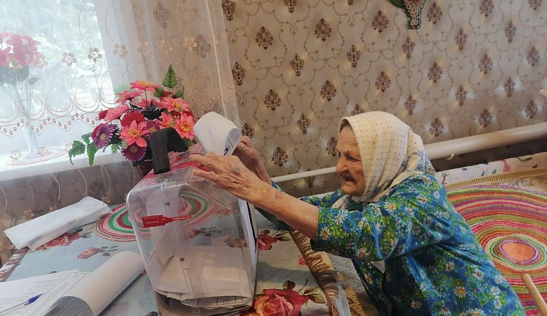 В Думиничском районе проголосовала 107-летняя жительница