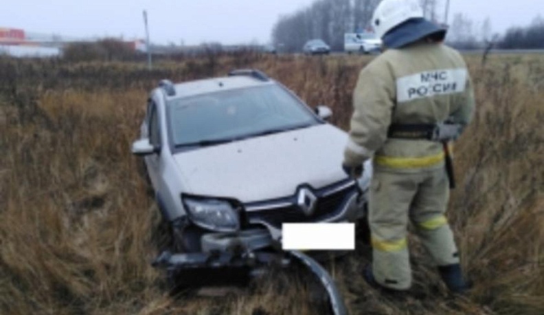 В Калужской области "Рено" улетел в кювет и перевернулся