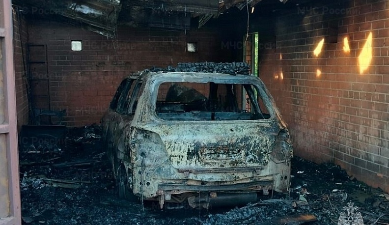 В Калужской области вместе с гаражом сгорела машина