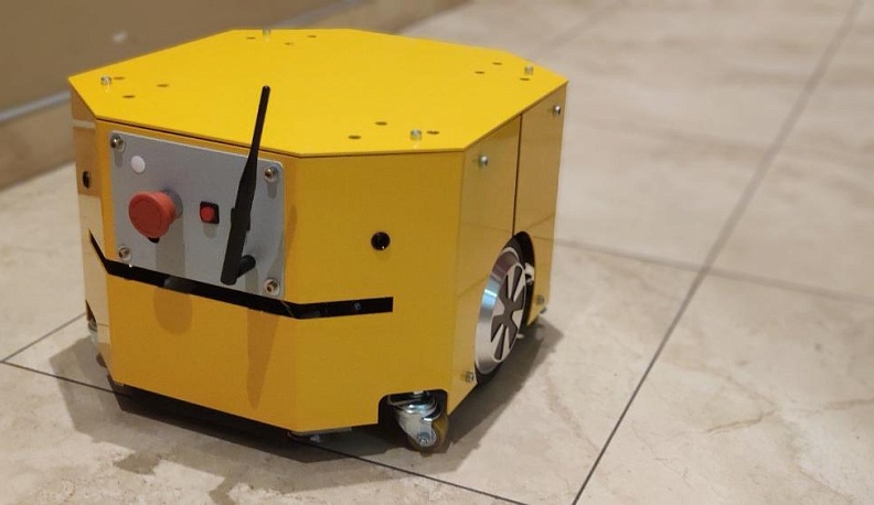 Беспилотник шагает по цеху