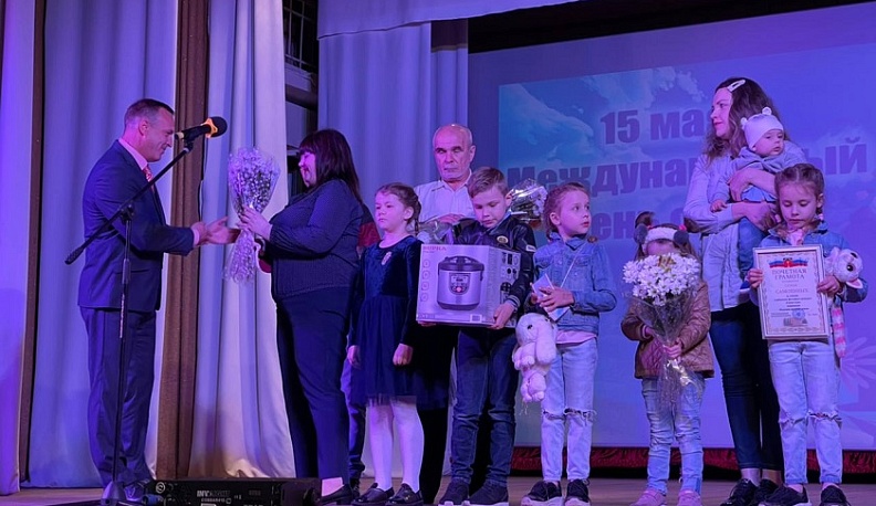 В Международный день семьи людиновцы чествовали представителей этого общественного института