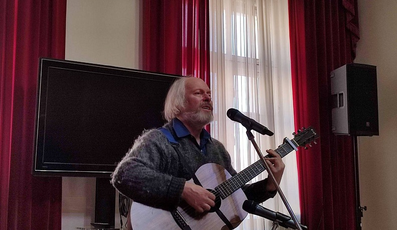 В Калуге выступил исполнитель бардовской песни Александр Звенигородский