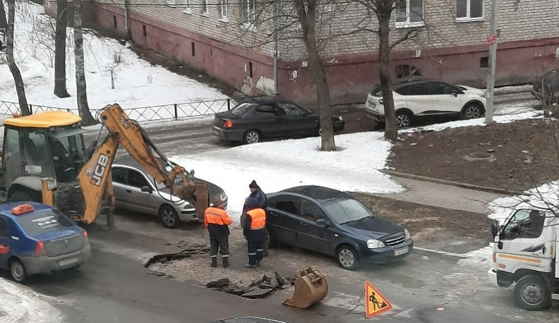 В Калуге устранили яму на дороге по просьбе местной жительницы