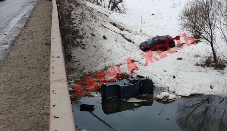 Две иномарки упали с моста после столкновения