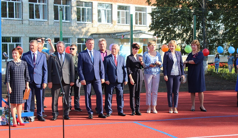 К Дню знаний ученикам Людковской школы подарили спортплощадку