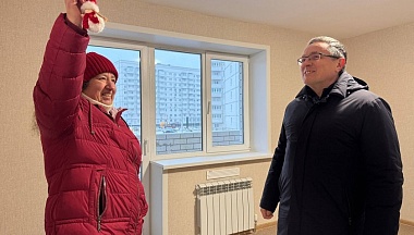 Дмитрий Денисов вручил калужанам ключи от новых квартир