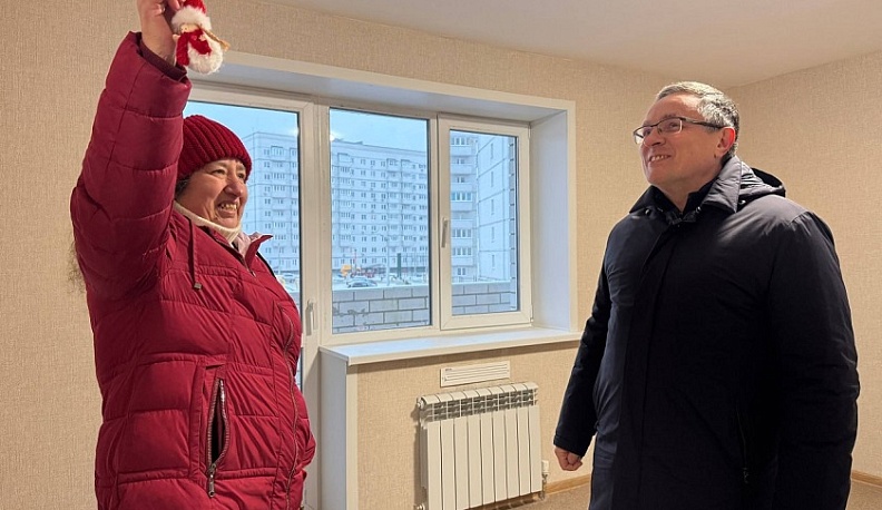 Дмитрий Денисов вручил калужанам ключи от новых квартир