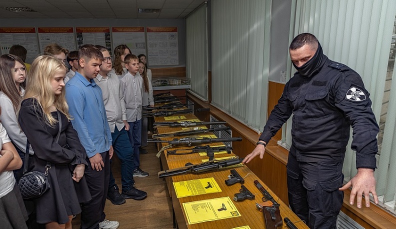 Калужские школьники получили первые паспорта на базе ОМОНа