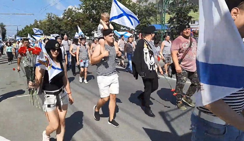 В День ВМФ моряки прошли по центральной улице Калуги. Видео 
