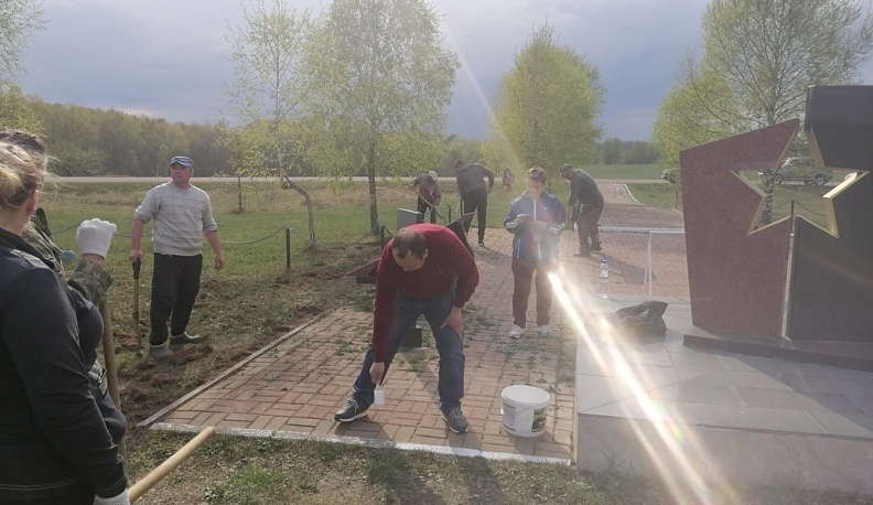 Износковские единороссы навели порядок на подшефном братском захоронении