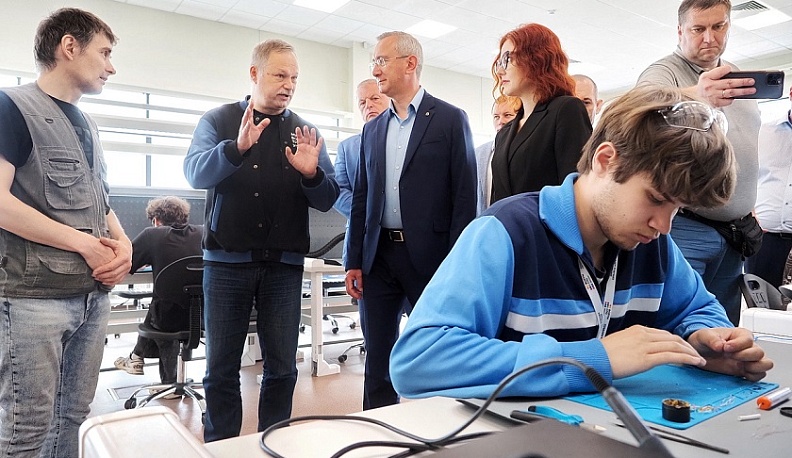 Губернатор Владислав Шапша и ректор МГТУ им. Н.Э. Баумана Михаил Гордин посетили Федеральный технопарк