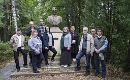 Калужские литераторы в селе Богимово  у памятника А. Чехову (скульптор Г.Прозоровский)