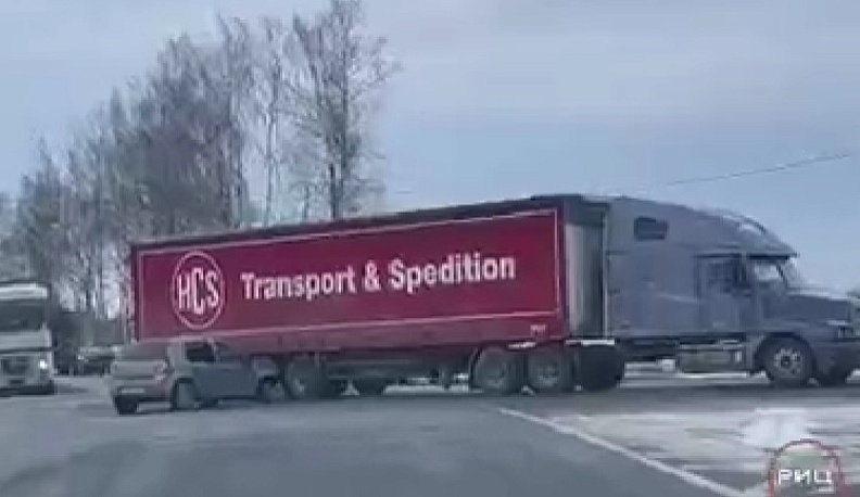 В Калужской области иномарка попала под колёса фуры