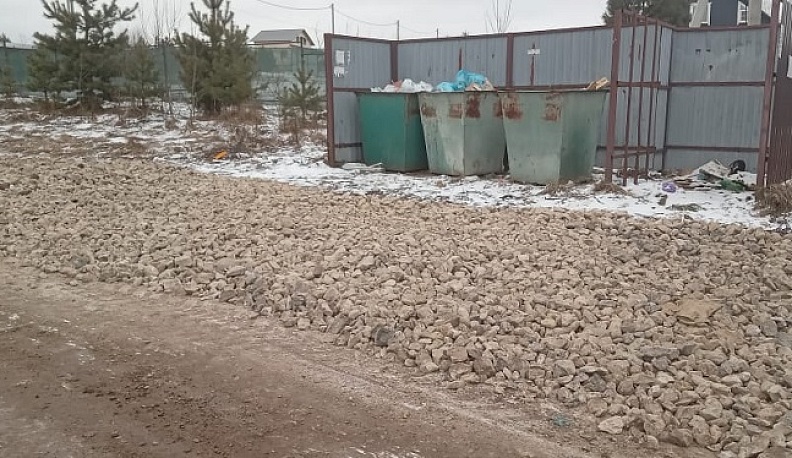 После обращений в интернете в Бабынинском районе подсыпали подъезд к мусорному баку