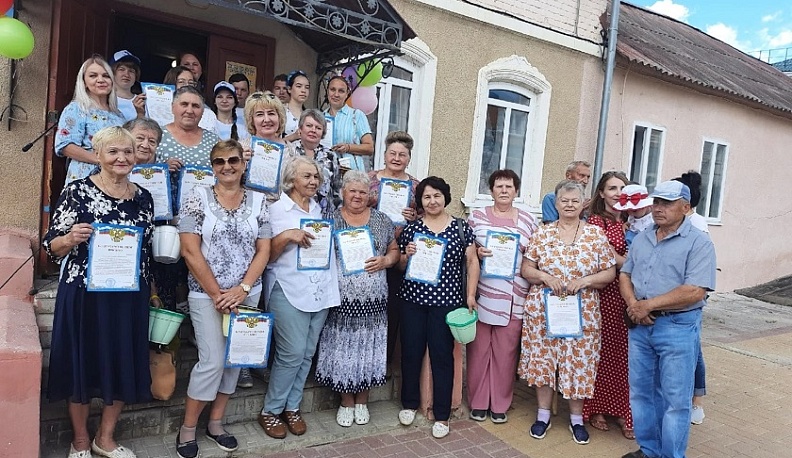 «Серебряные» волонтеры Дзержинского центра соцобслуживания поучаствовали в выставке цветов