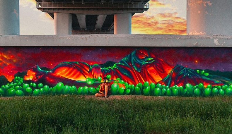 В Калуге художник снова разрисовал опоры моста через реку Ока