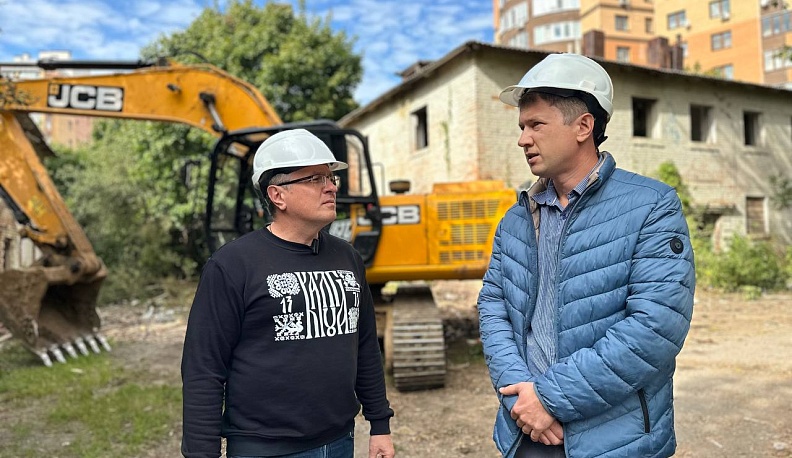 Дмитрий Денисов проконтролировал снос аварийных домов на улице Тульской
