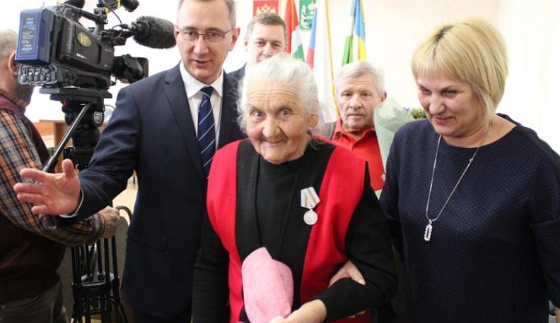 Владислав Шапша вручил ферзиковчанам медали 75-летия Победы