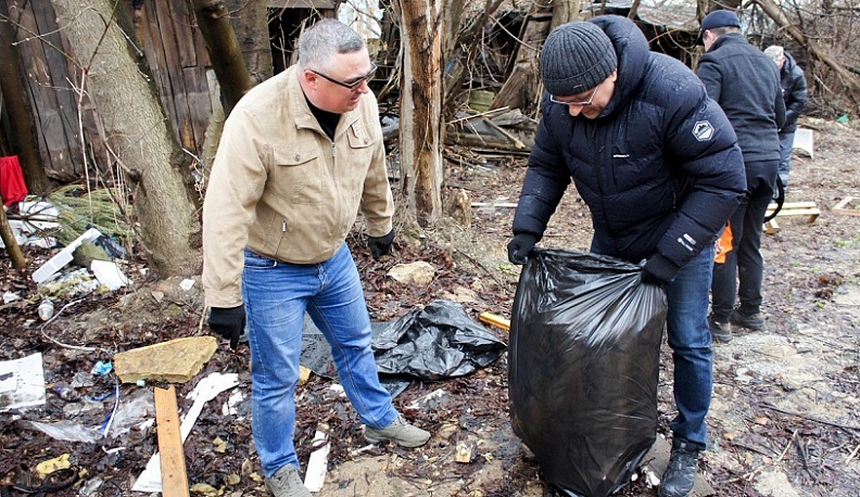 В Калуге во время субботника на территории дома-памятника нашли старинный патефон с пластинками