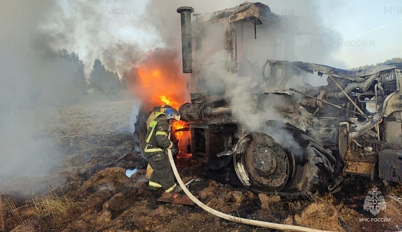 В Калужской области сгорел трактор