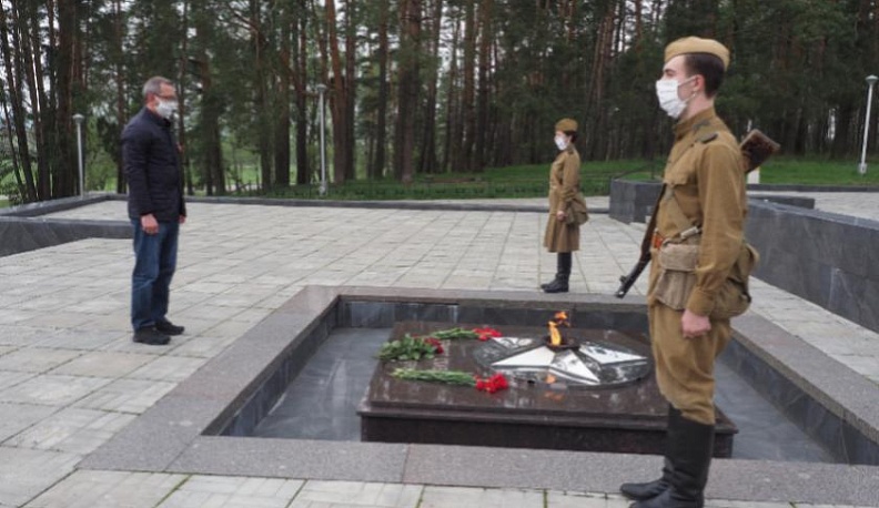 Владислав Шапша почтил память павших в боях в годы Великой Отечественной войны на территории нынешнего Жуковского района