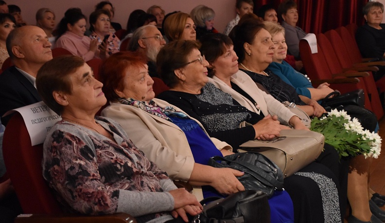 В Людинове поздравили учителей в преддверии их профессионального праздника