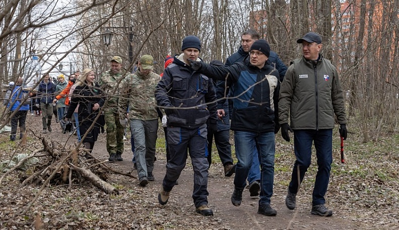 Субботник в калужском Губернском парке прошел с участием  Владислава Шапши