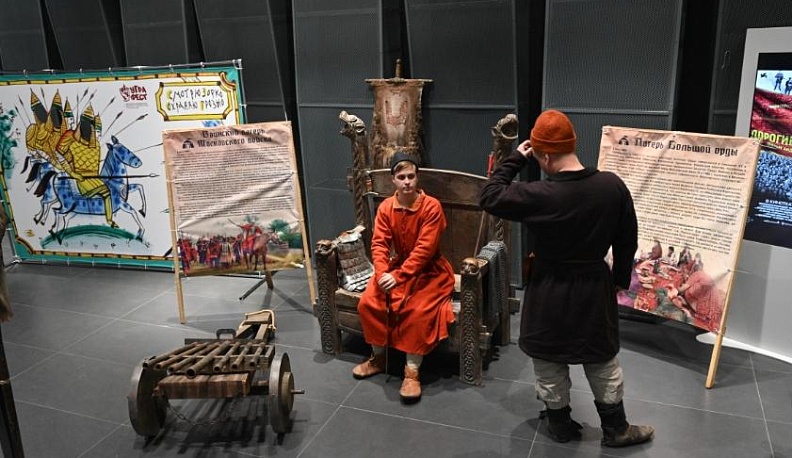 Калужане могут сфотографироваться на средневековом троне