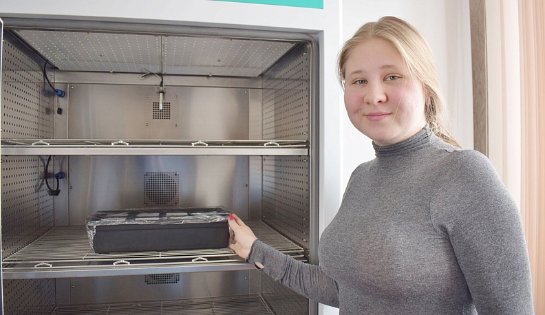 Дина Казанцева следит  за ростом растений  в климатической камере.