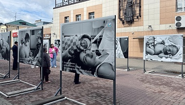 На Театральной улице в Калуге открылась выставка о первых минутах жизни человека
