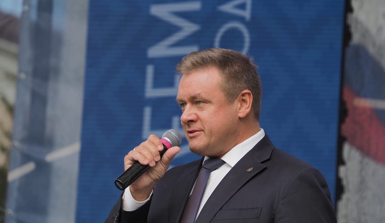 Калужан поздравили с Днем города на Театральной площади