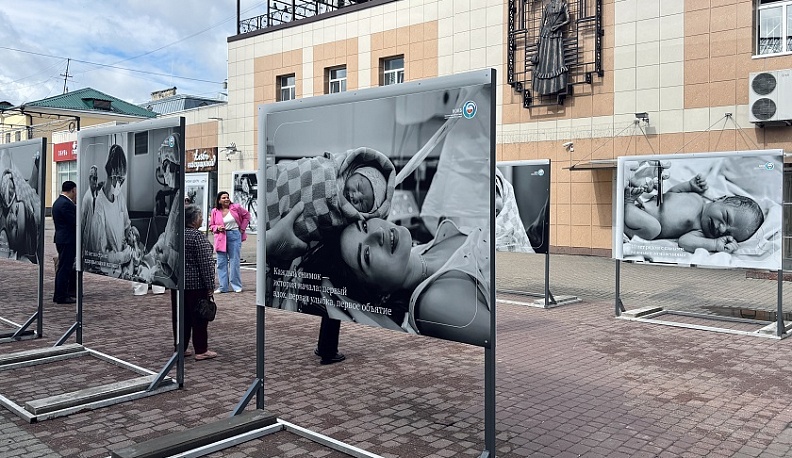 На Театральной улице в Калуге открылась выставка о первых минутах жизни человека