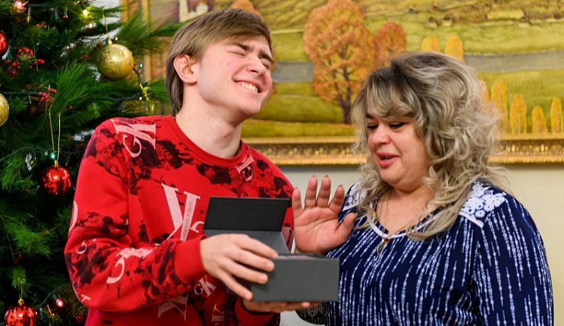 В рамках акции «Елка добра» Владислав Шапша подарил слуховой аппарат 16-летнему подростку