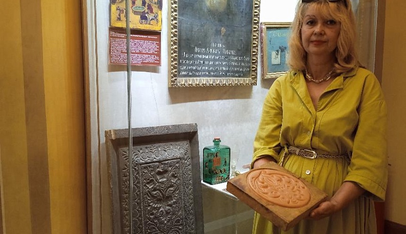 В руках  Елены современная печатная форма.