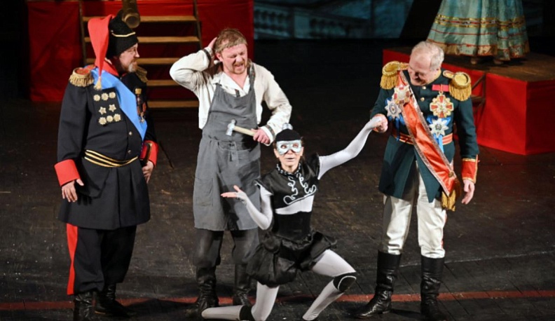 Как русский мужик  блоху подковал