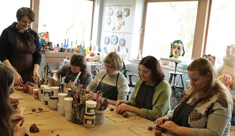 Генеральный директор Федерации креативных индустрий России Игорь Намаконов познакомился с символами Калужской области