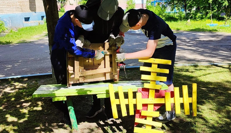 У Дома творчества в Людинове посадили цветы в форме букв Z и V