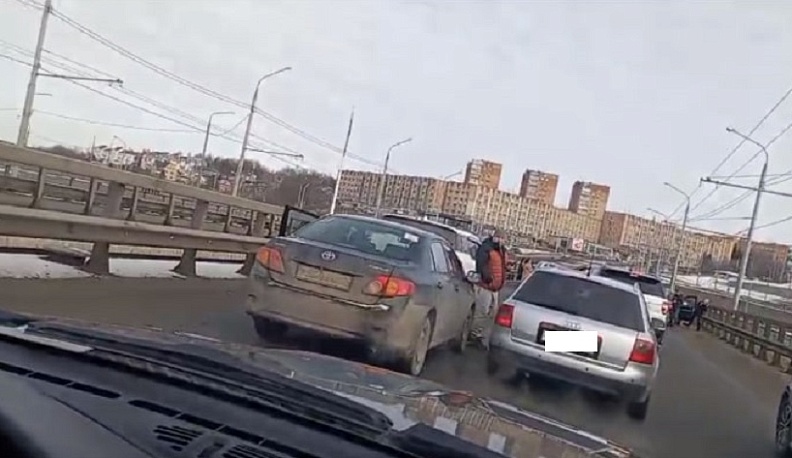 В Калуге Гагаринский мост перекрыла массовая авария