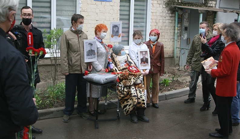 Жильцы дома на Моторной в Калуге поздравили труженицу тыла с Днем Победы