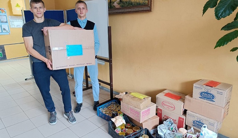 Жиздринские школьники собрали гуманитарную помощь для бойцов СВО